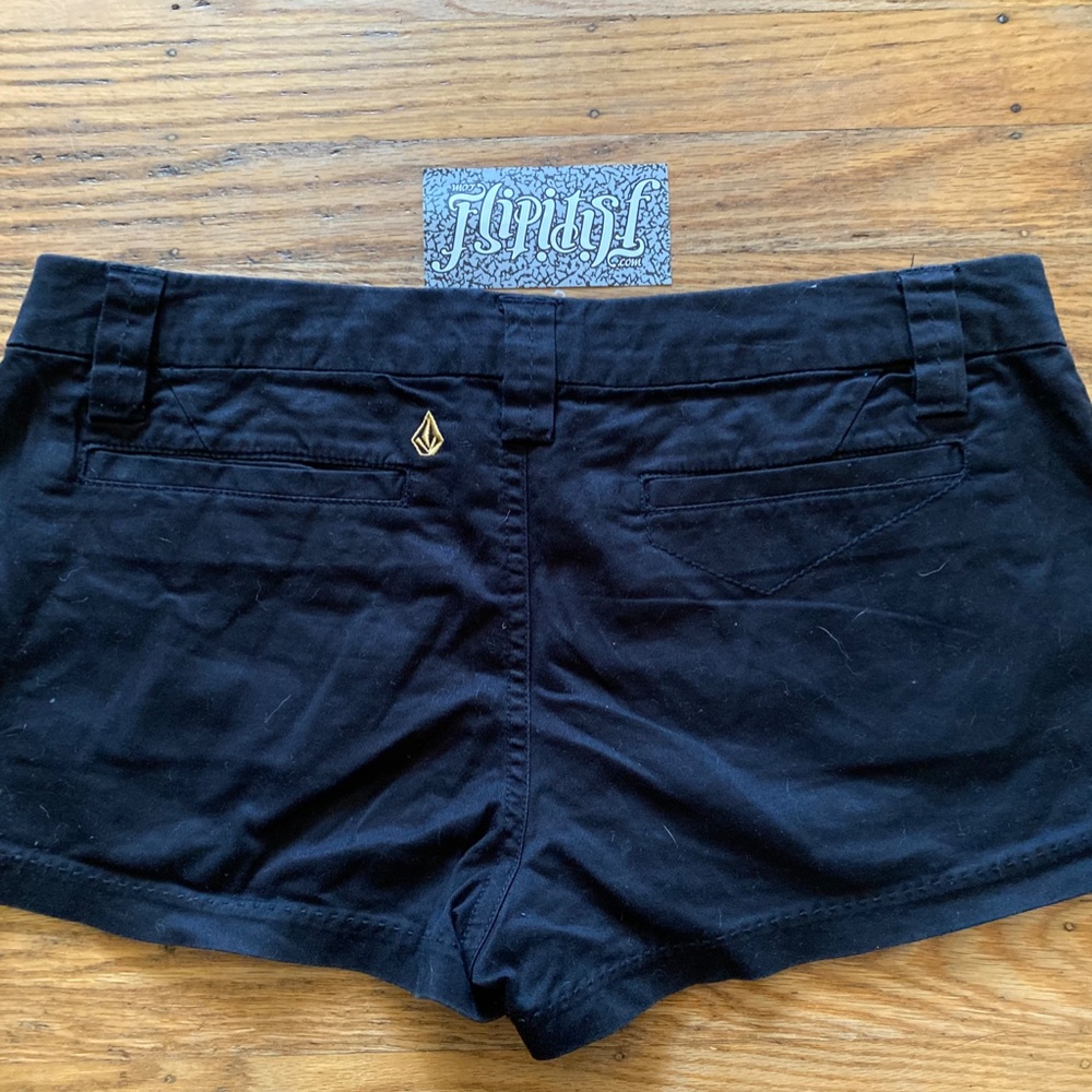 VINTAGE VOLCOM BLACK SHORTS SIZE 7 - Picture 3 of 3